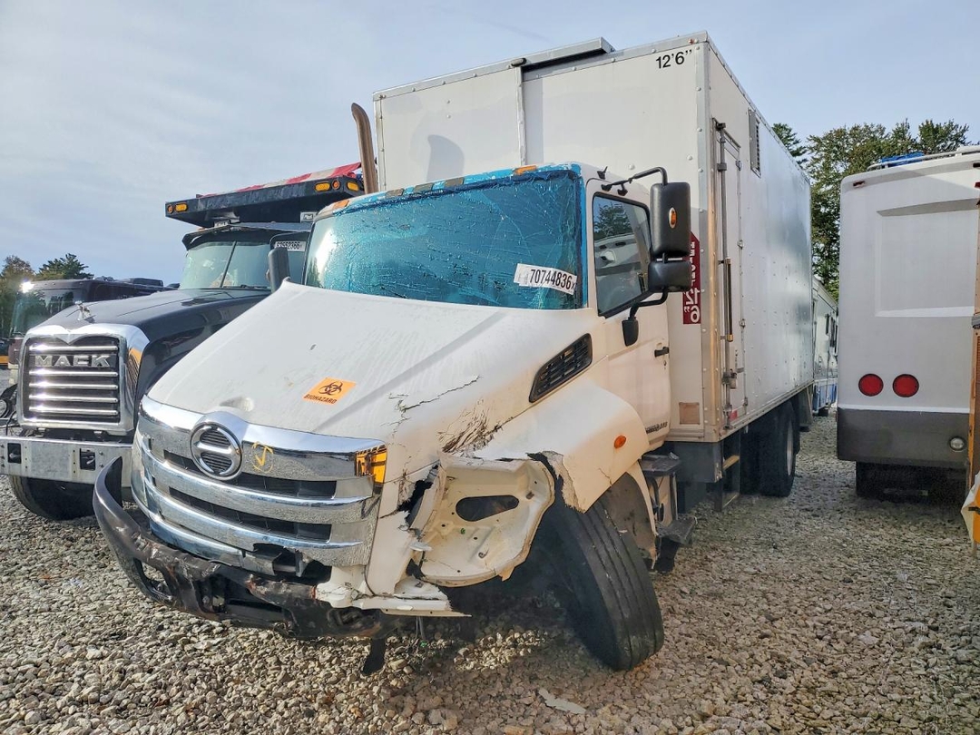 منظر 2018 HINO 258/268 - BOX TRUCK، زاوية 1