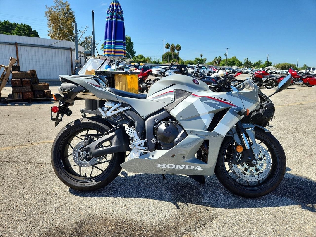 Vista de 2026 HONDA CBR600 RR, ángulo 1