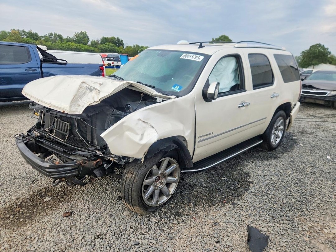 Vue de 2010 GMC YUKON DENALI, angle 1