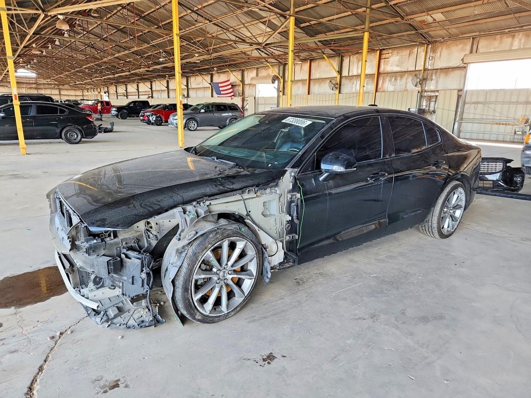 Vue de 2021 VOLVO S60 T5 MOMENTUM, angle 1