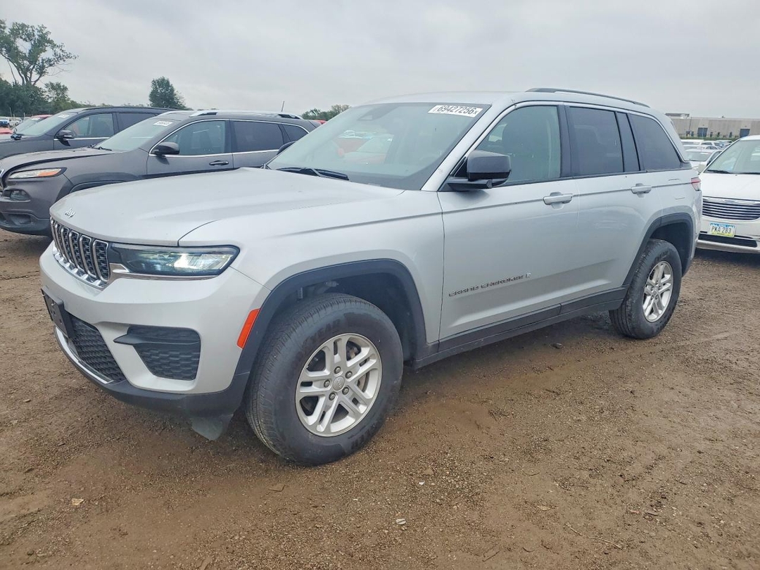 Vista de 2023 JEEP GRAND CHEROKEE LAREDO, ángulo 1