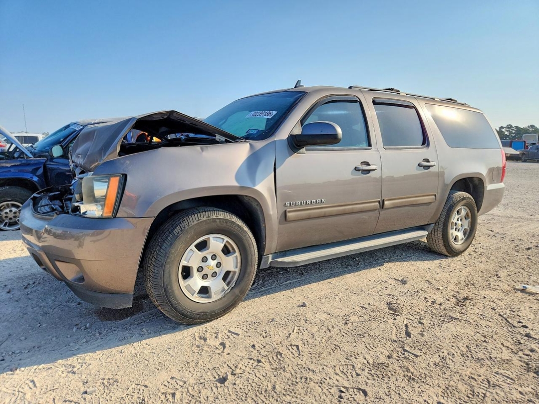 Vue de 2014 CHEVROLET SUBURBAN C1500 LS, angle 1