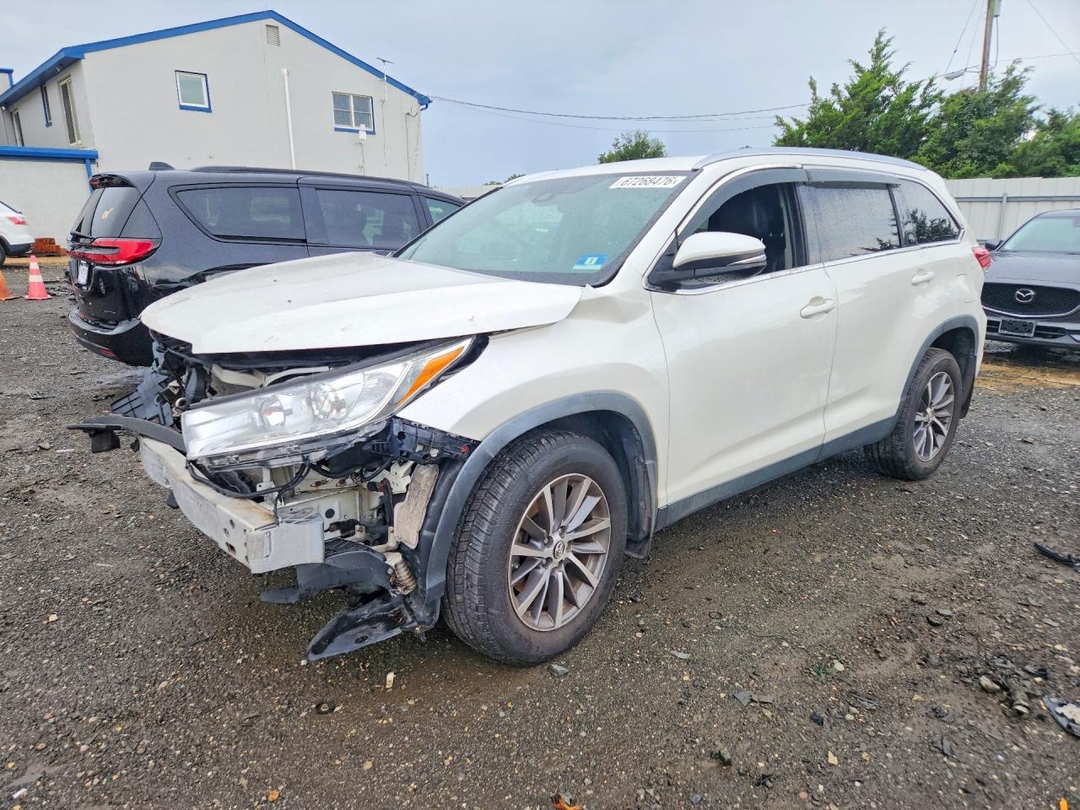 Vista de 2019 TOYOTA HIGHLANDER XLE, ángulo 1