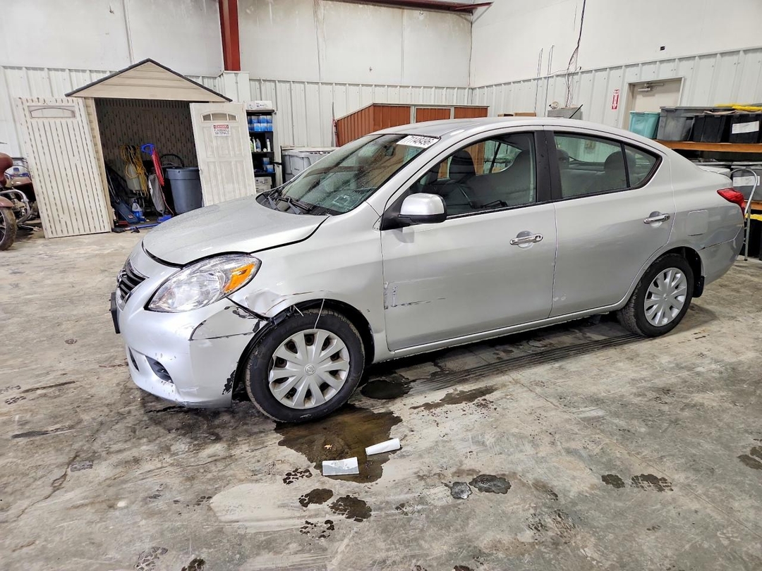 Вид 2013 NISSAN VERSA 1.6 S, угол 1