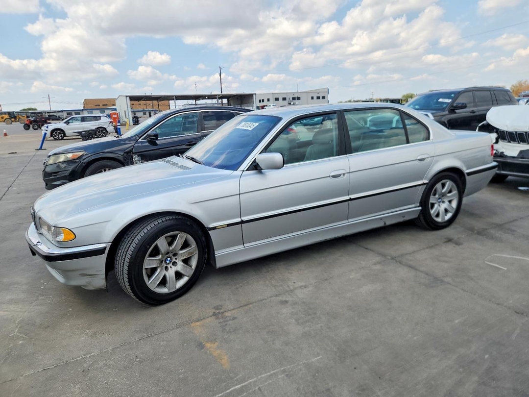 Vue de 2001 BMW 740 IL, angle 1