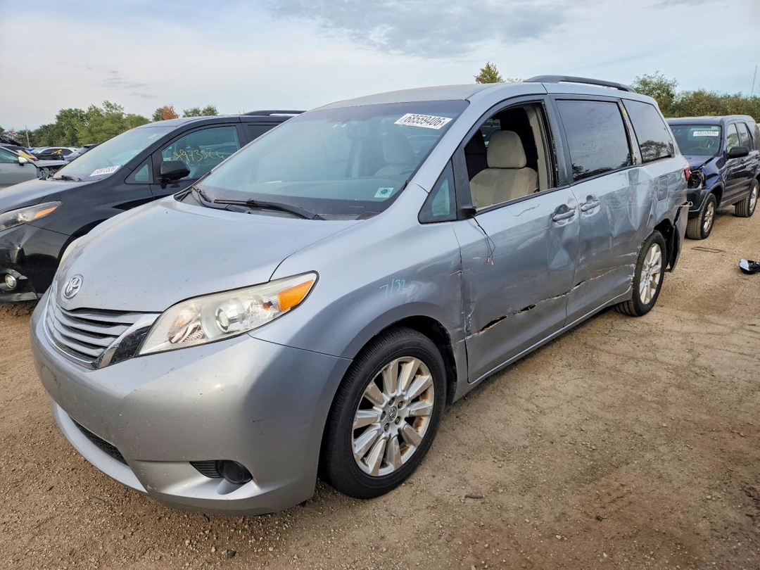 Vue de 2015 TOYOTA SIENNA LE, angle 1