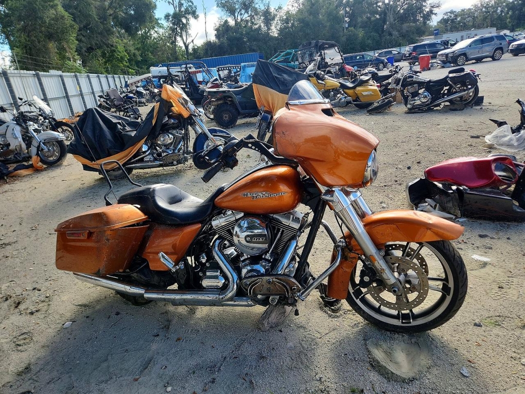Вид 2014 HARLEY-DAVIDSON FLHX STREET GLIDE, угол 1