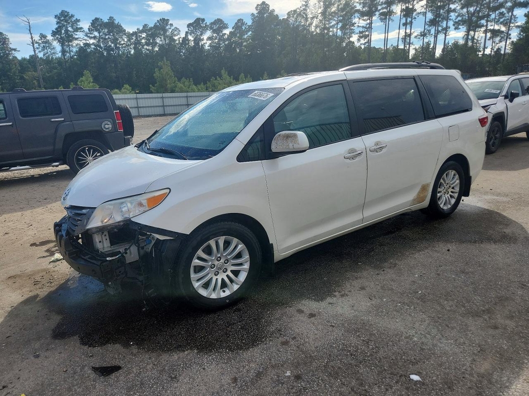 Вид 2015 TOYOTA SIENNA XLE 8-PASSENGER, угол 1