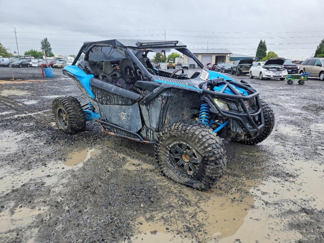 Vue de 2021 CAN-AM MAVERICK X3 UTILITY VEHICLE, angle 1