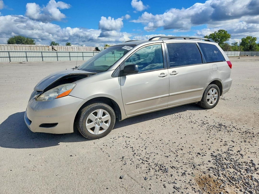 Vue de 2006 TOYOTA SIENNA LE 8 PASSENGER, angle 1