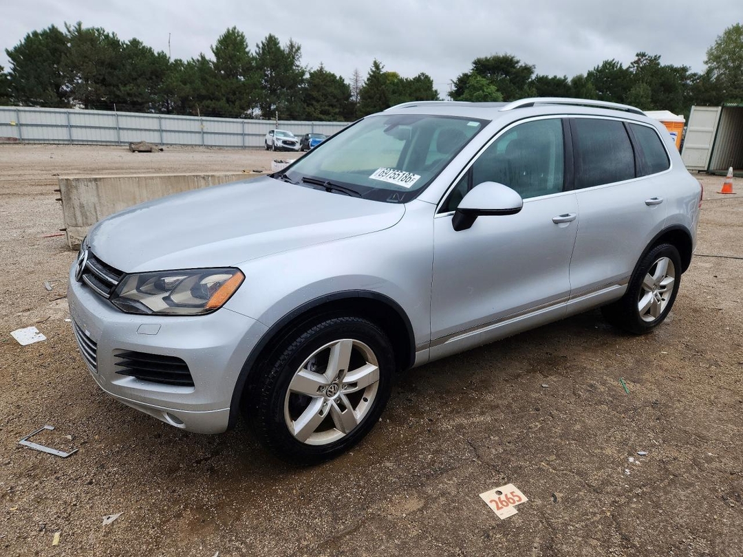 Вид 2013 VOLKSWAGEN TOUAREG V6, угол 1