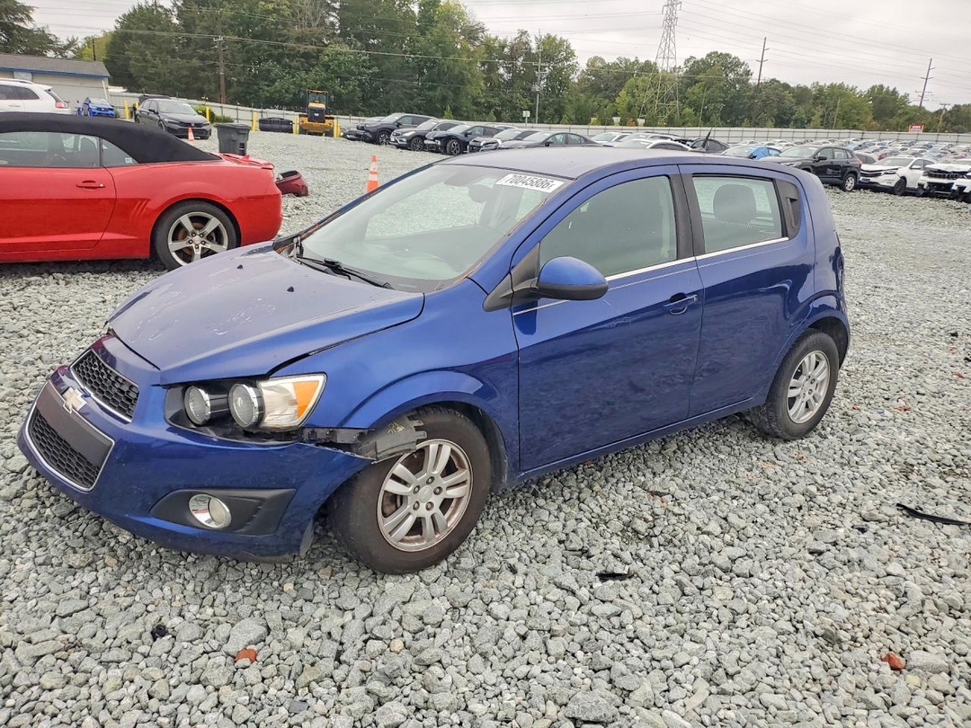 Vue de 2013 CHEVROLET SONIC LT, angle 1