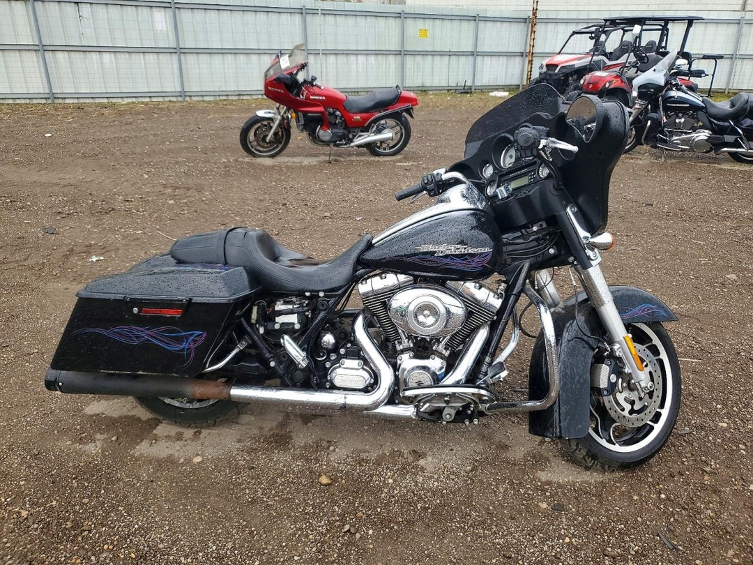 Vue de 2013 HARLEY-DAVIDSON FLHX STREET GLIDE, angle 1