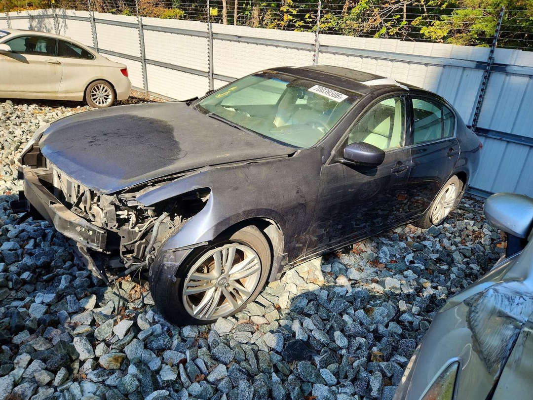 منظر 2011 INFINITI G37 SEDAN JOURNEY، زاوية 1