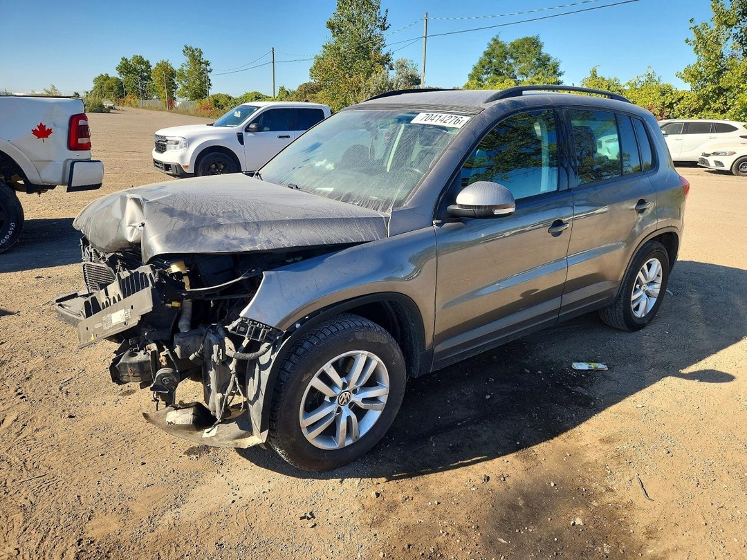 Vue de 2014 VOLKSWAGEN TIGUAN S, angle 1