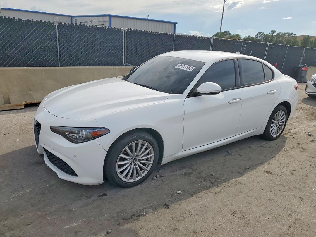 Вид 2022 ALFA ROMEO GIULIA, угол 1
