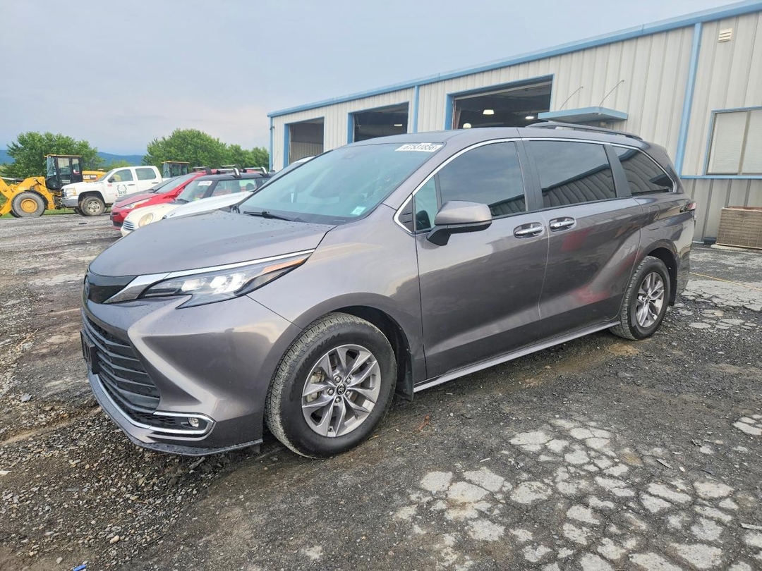Vista de 2024 TOYOTA SIENNA XLE, ángulo 1