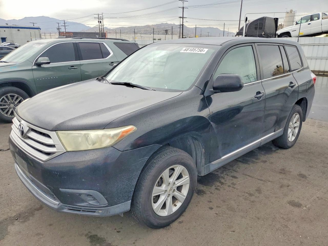 منظر 2013 TOYOTA HIGHLANDER BASE، زاوية 1