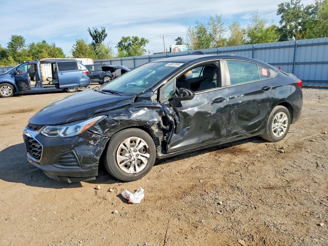 Vue de 2019 CHEVROLET CRUZE LS, angle 1
