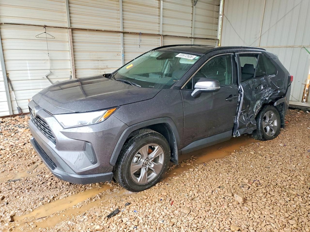 Vue de 2025 TOYOTA RAV4 XLE, angle 1