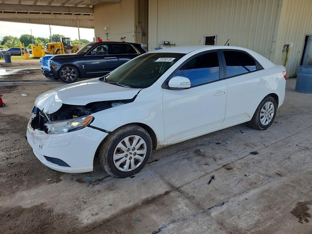Vue de 2010 KIA FORTE EX, angle 1