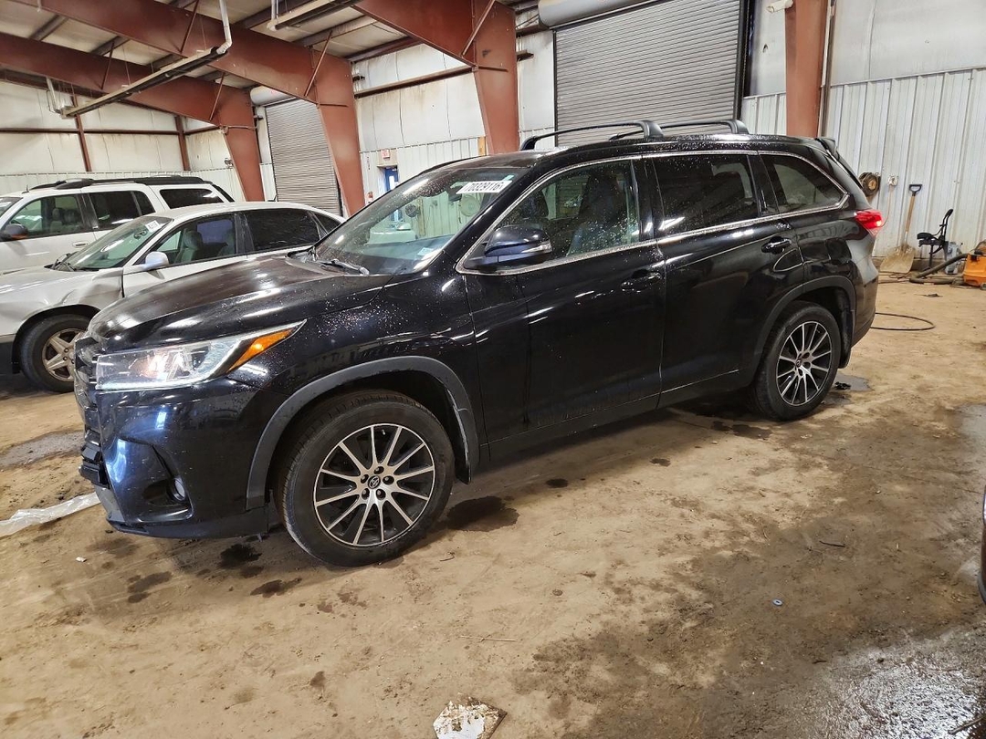 Вид 2018 TOYOTA HIGHLANDER SE, угол 1