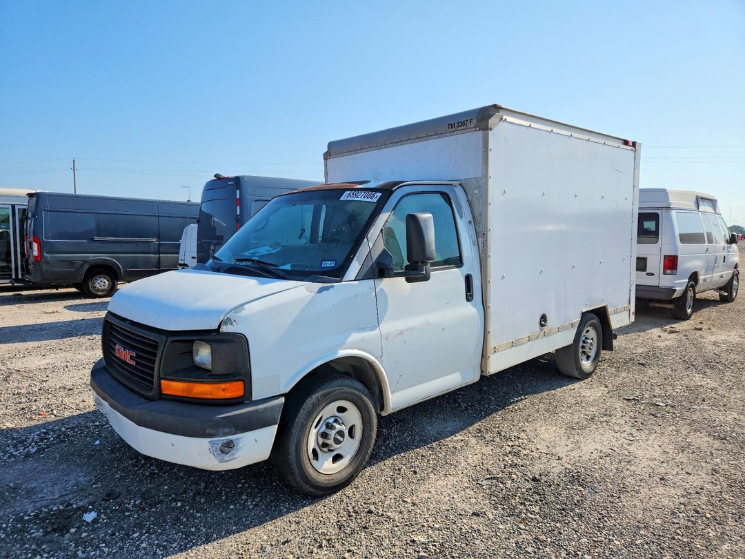 Vue de 2012 GMC SAVANA BOX TRUCK, angle 1