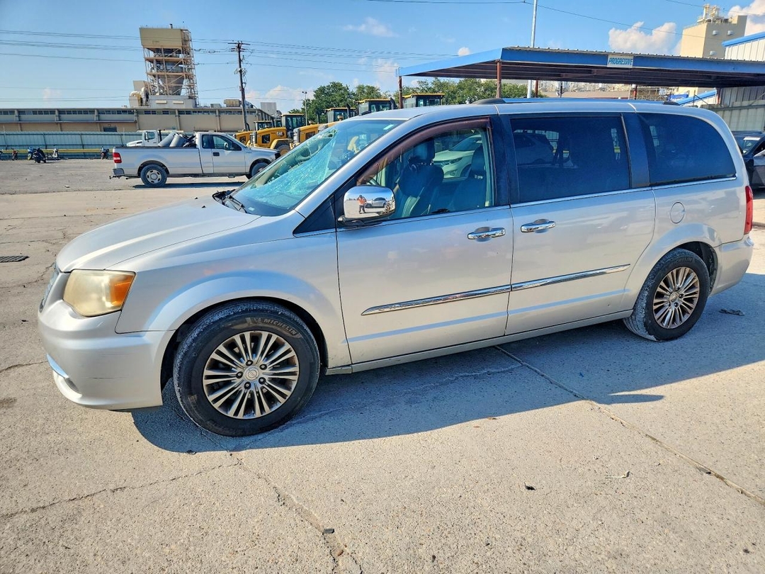 Vue de 2011 CHRYSLER TOWN &amp; COUNTRY LIMITED, angle 1