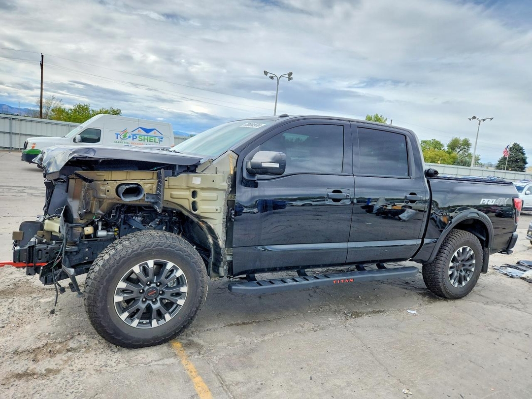 Vista de 2021 NISSAN TITAN PRO-4X, ángulo 1