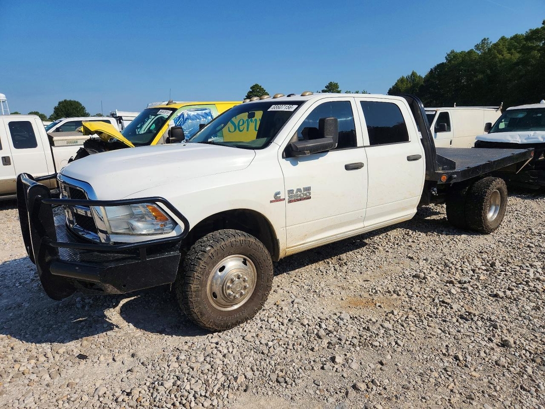 منظر 2014 RAM 3500 ST، زاوية 1