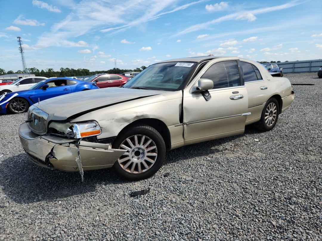 Vue de 2005 LINCOLN TOWN CAR SIGNATURE LIMITED, angle 1