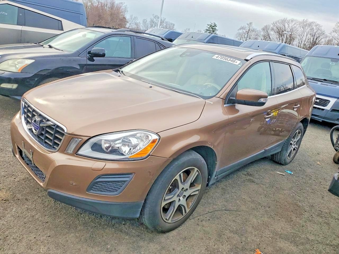 Vue de 2013 VOLVO XC60 T6, angle 1