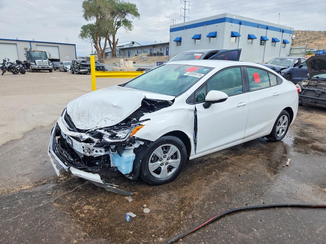 Vue de 2018 CHEVROLET CRUZE LS, angle 1