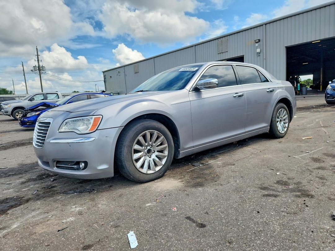 Вид 2014 CHRYSLER 300, угол 1