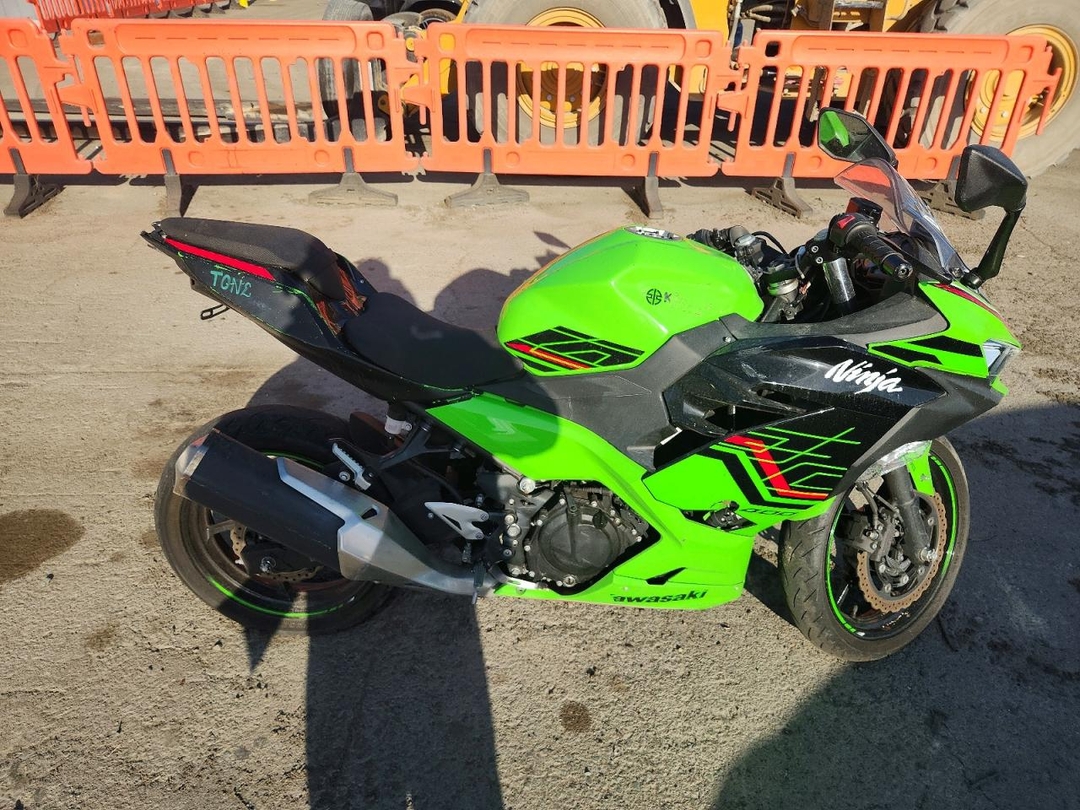 Vue de 2023 KAWASAKI EX400, angle 1