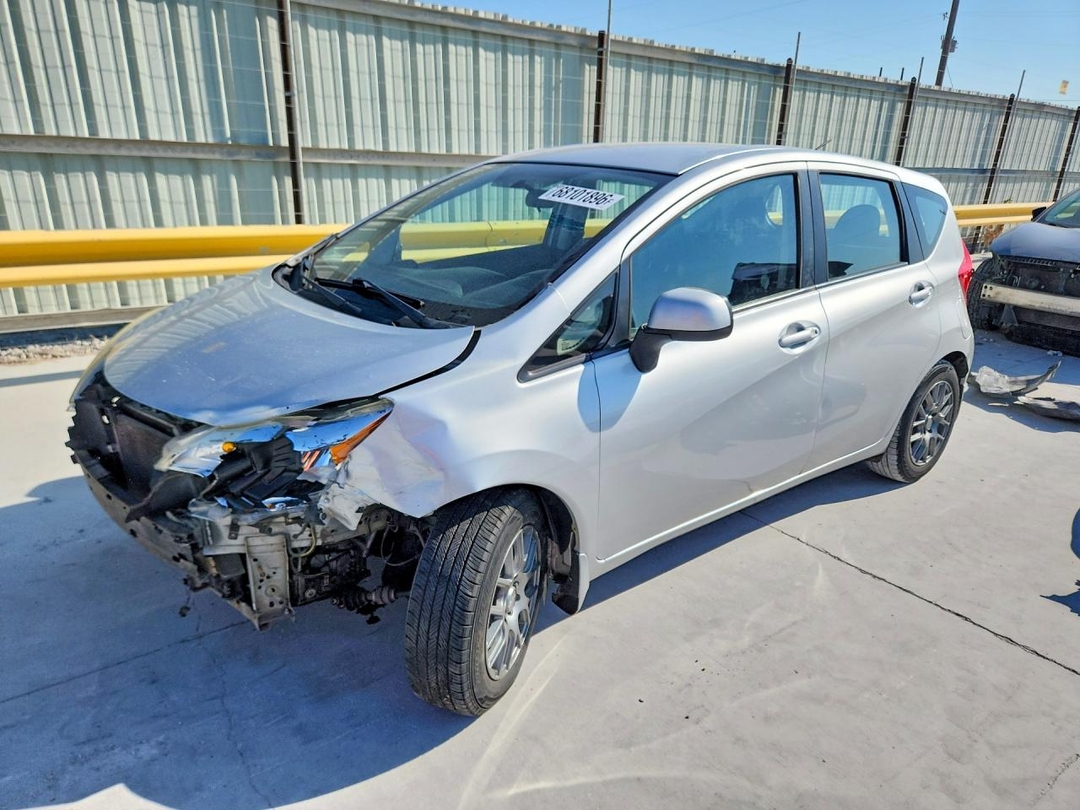 Vue de 2014 NISSAN VERSA NOTE S, angle 1