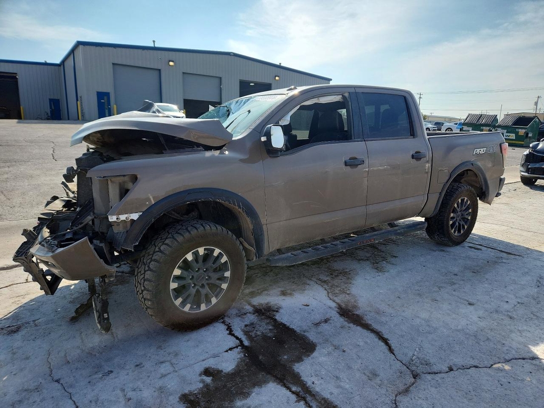 منظر 2020 NISSAN TITAN PRO-4X، زاوية 1