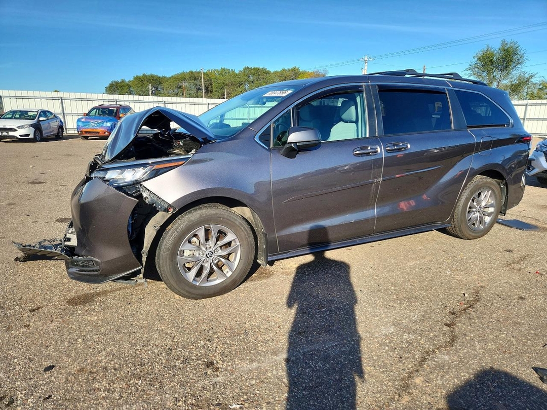 Вид 2023 TOYOTA SIENNA LE, угол 1
