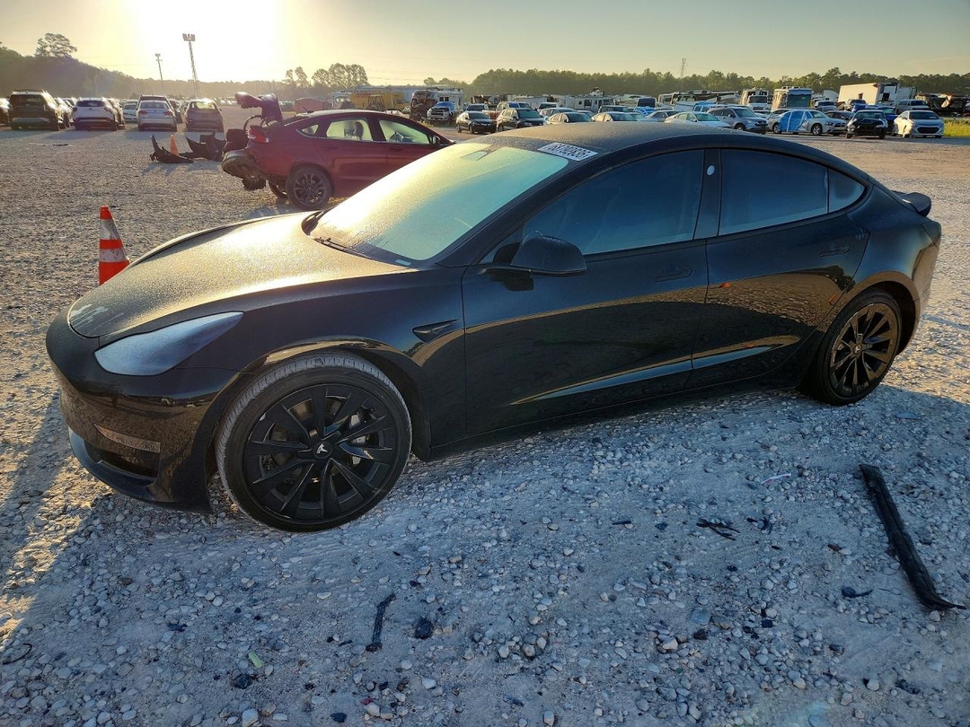 Вид 2021 TESLA MODEL 3, угол 1