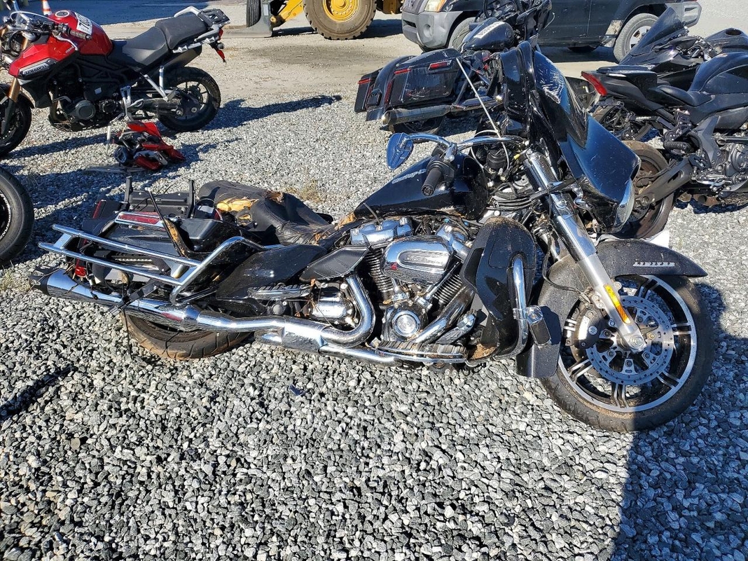 Vue de 2021 HARLEY-DAVIDSON FLHTK, angle 1