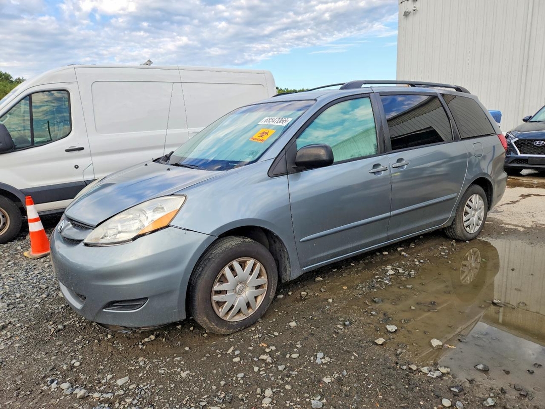 Vue de 2006 TOYOTA SIENNA LE 7 PASSENGER, angle 1