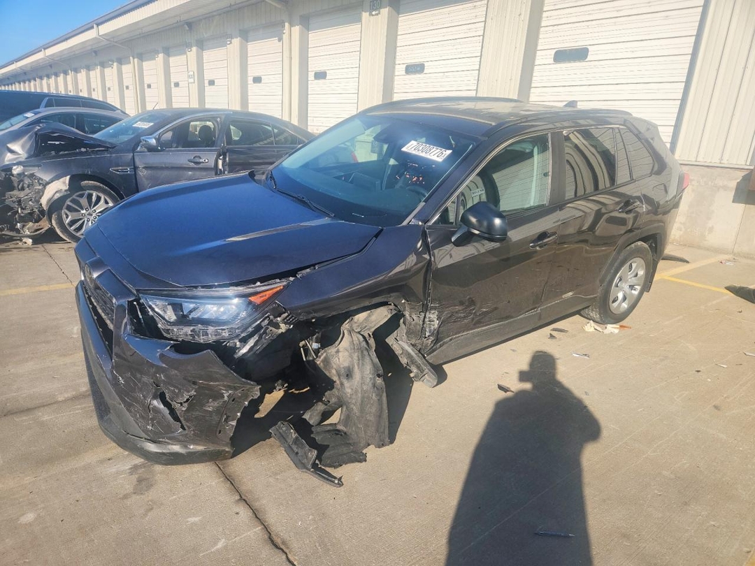 Vue de 2021 TOYOTA RAV4 LE, angle 1