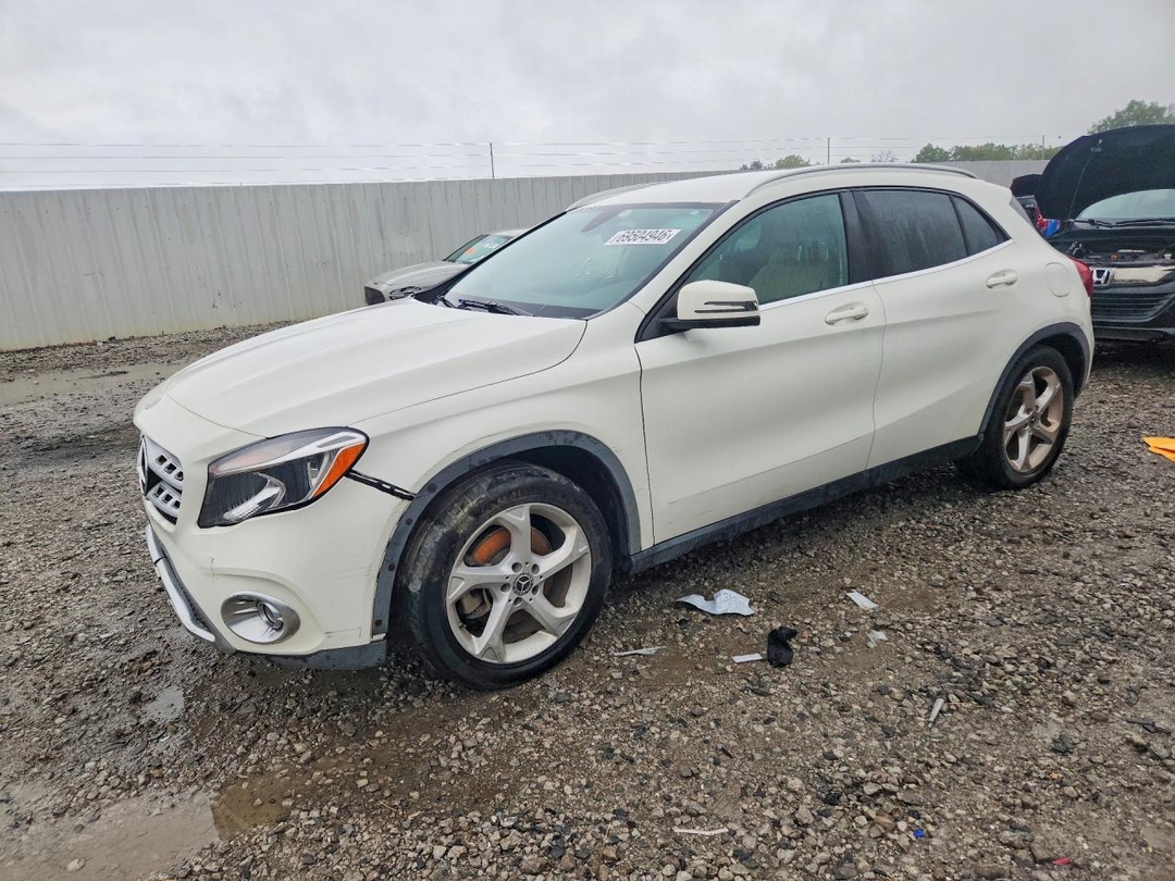 Вид 2018 MERCEDES-BENZ GLA 250, угол 1