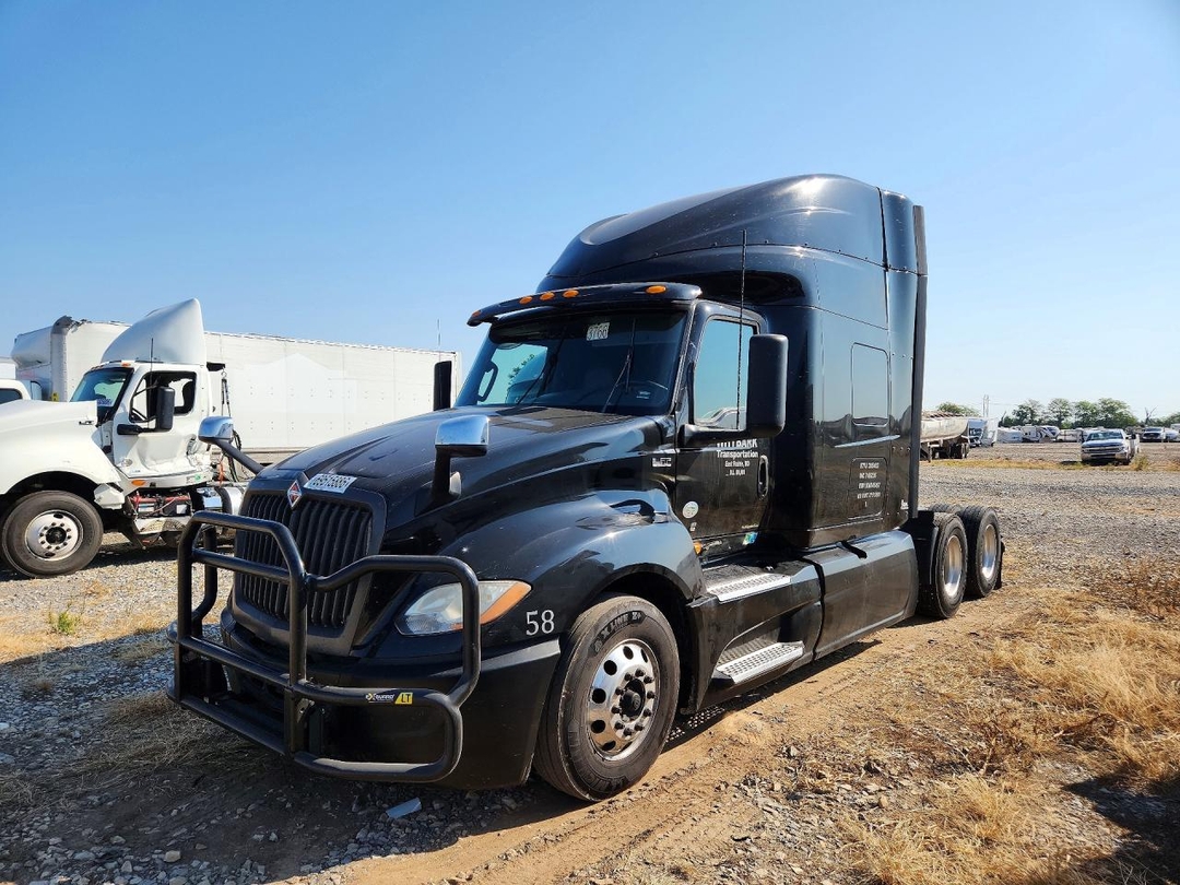 منظر 2019 INTERNATIONAL LT625 SEMI TRUCK، زاوية 1