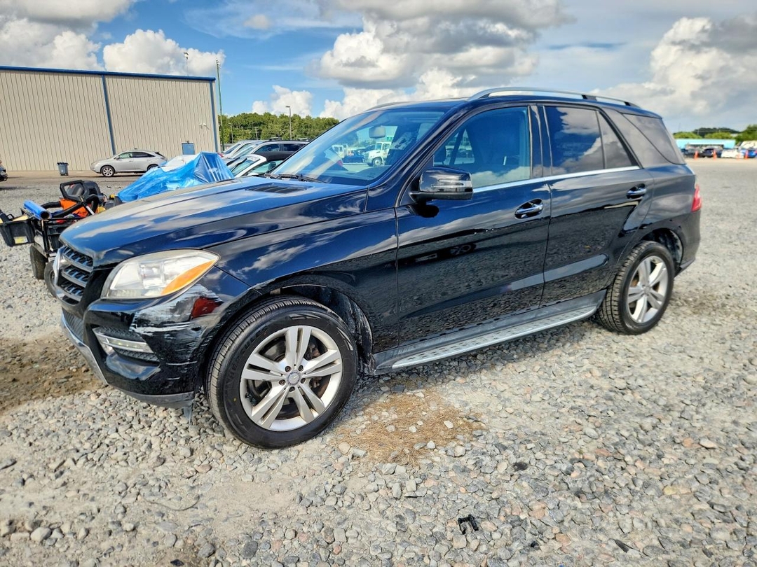 Vue de 2015 MERCEDES-BENZ ML 350, angle 1