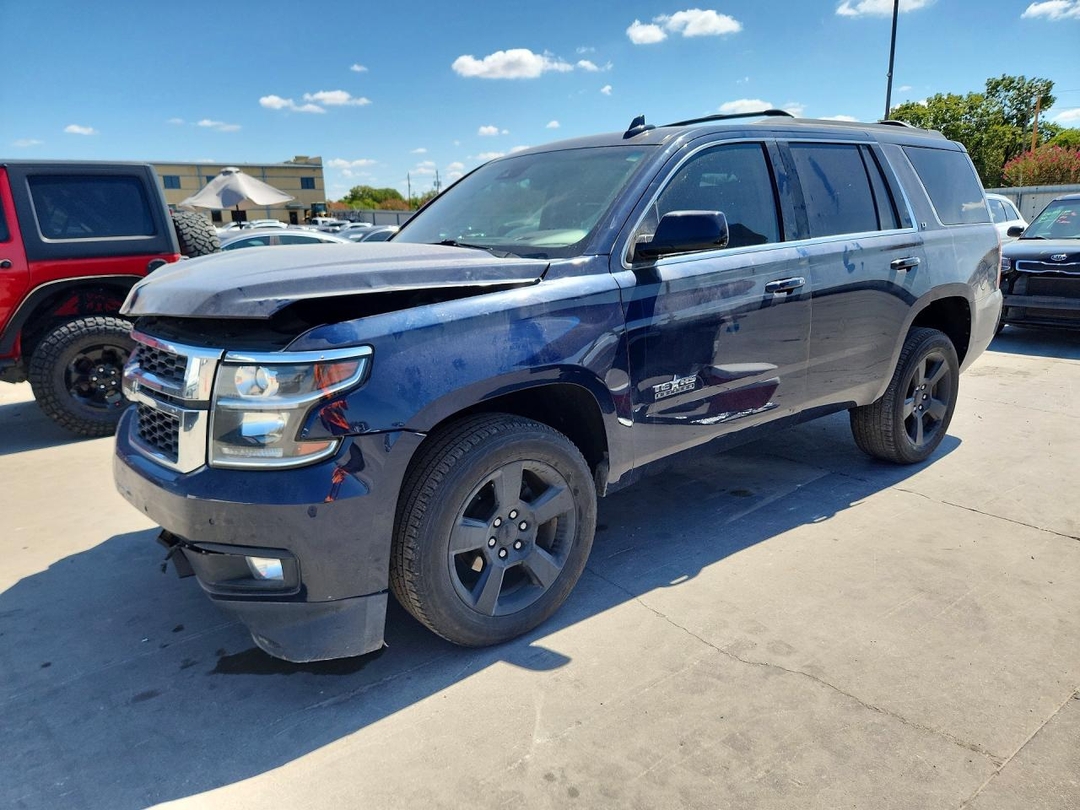 Vue de 2017 CHEVROLET TAHOE C1500 LT, angle 1