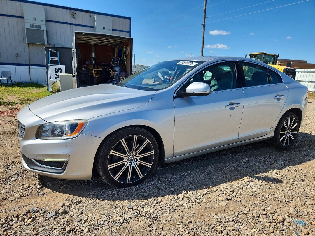 Vista de 2014 VOLVO S60 T6, ángulo 1
