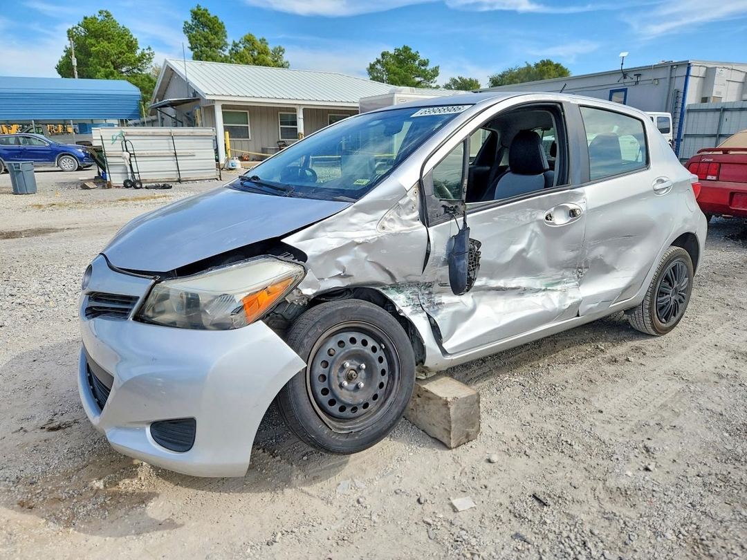منظر 2013 TOYOTA YARIS 5-DOOR LE، زاوية 1