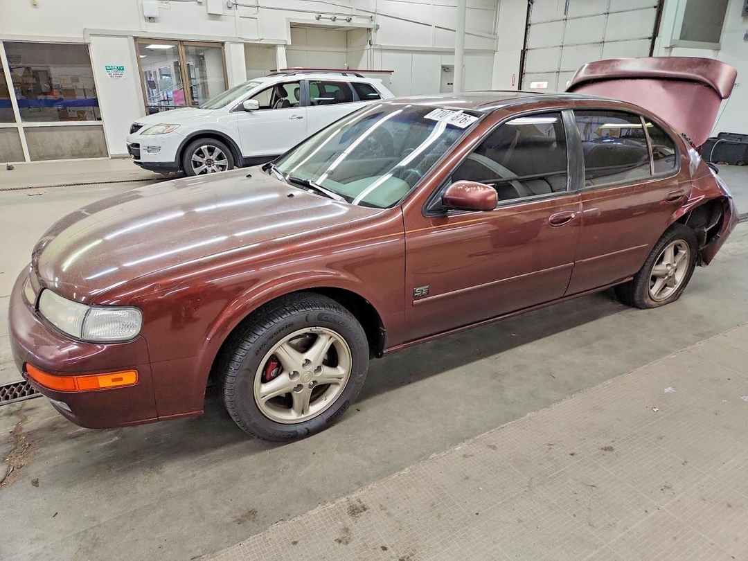 Vue de 1999 NISSAN MAXIMA, angle 1