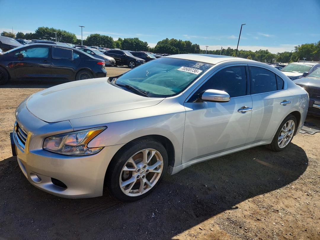 Vue de 2014 NISSAN MAXIMA 3.5 SV, angle 1